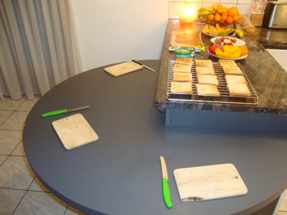 Tisch in der Küche mit Toastbrot auf einem Gitter ausgelegt.
