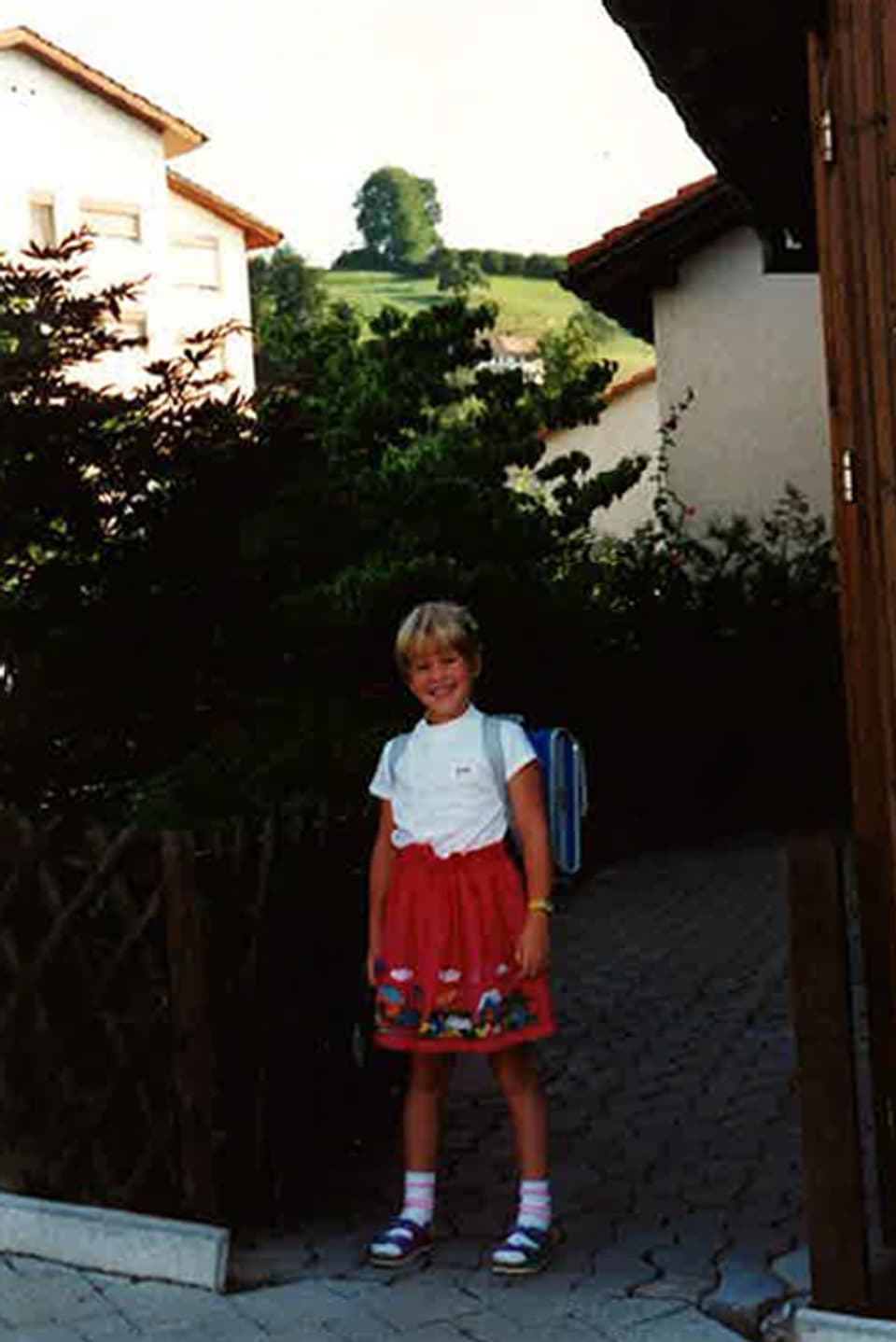 Bin selten stolz. Aber dieser Rock, den mir mein Gotti zum 1. Schultag genäht hat…du! –  Und die Jeroen’s der Welt beachten bitte die Sockenvariante.