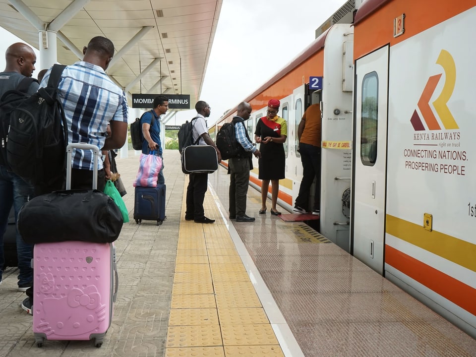 Passagiere beim Einsteigen in den Zug in Mombasa