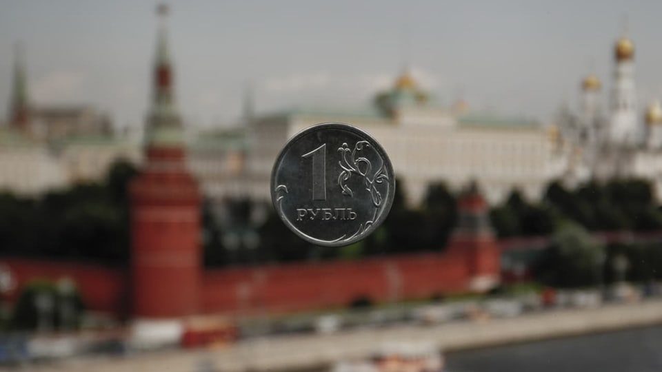 Rubelmünze, im Hintergrund Moskau