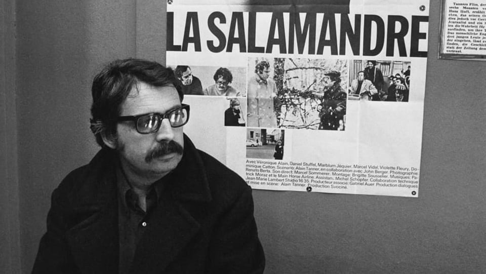 Alain Tanner vor dem Plakat von «La Salamandre».