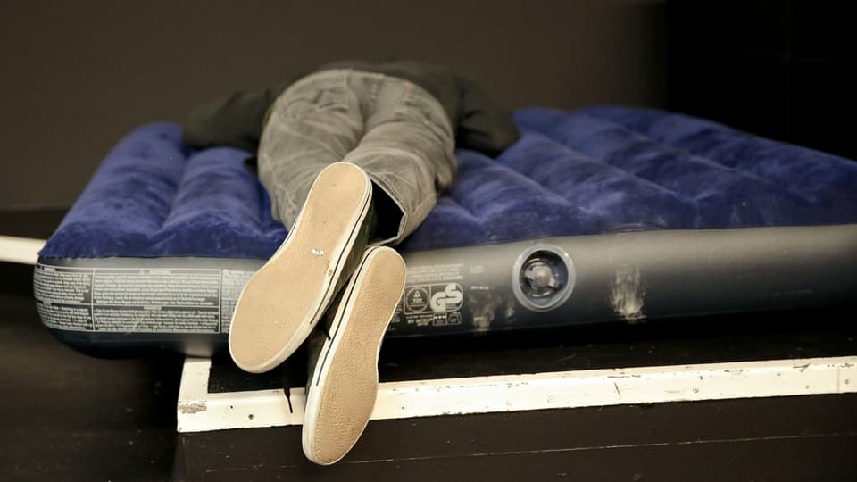 Auf einer Matratze schläft ein Spielentwickler.