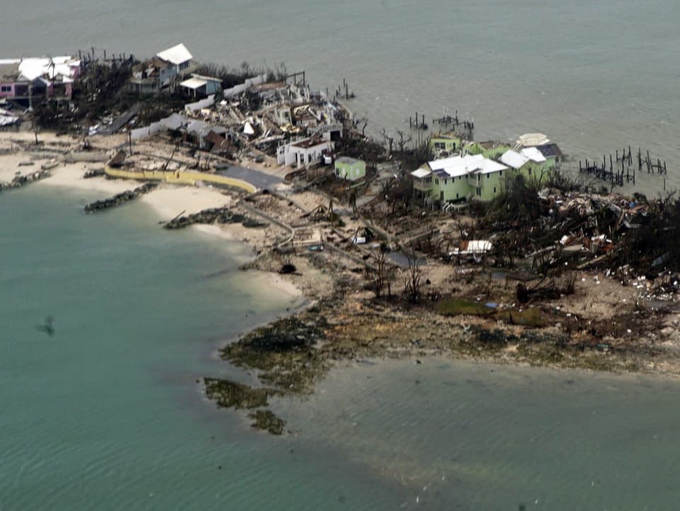 Luftaufnahme von Bahamas mit zerstörten Häusern.