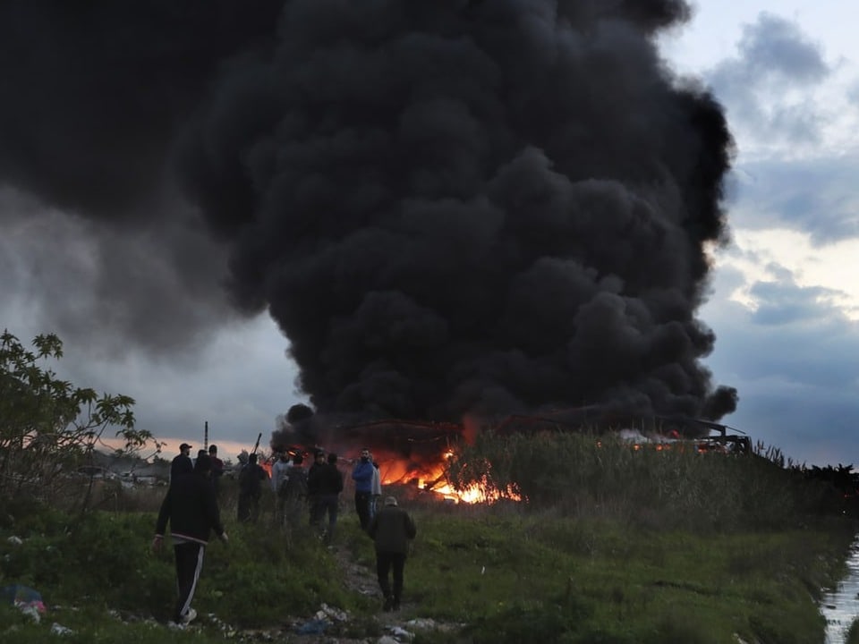 Schwarzer Rauch und Flammen bei einem Lagerhaus in einem Industriegebiet in Ghazieh.