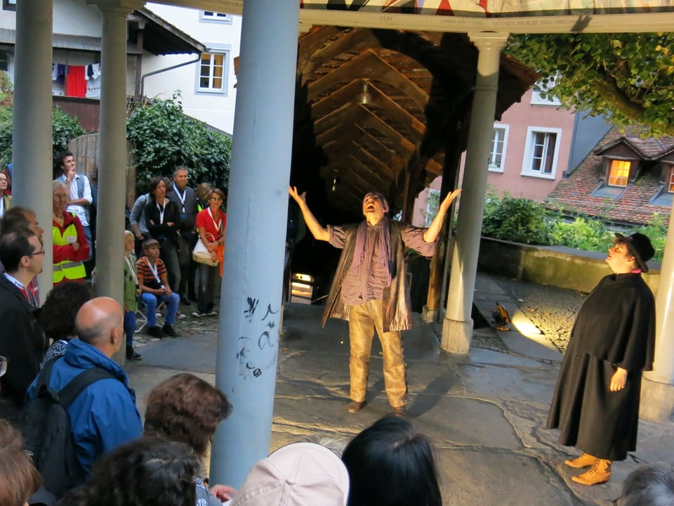 Eine Theaterszene auf einem Treppengang.