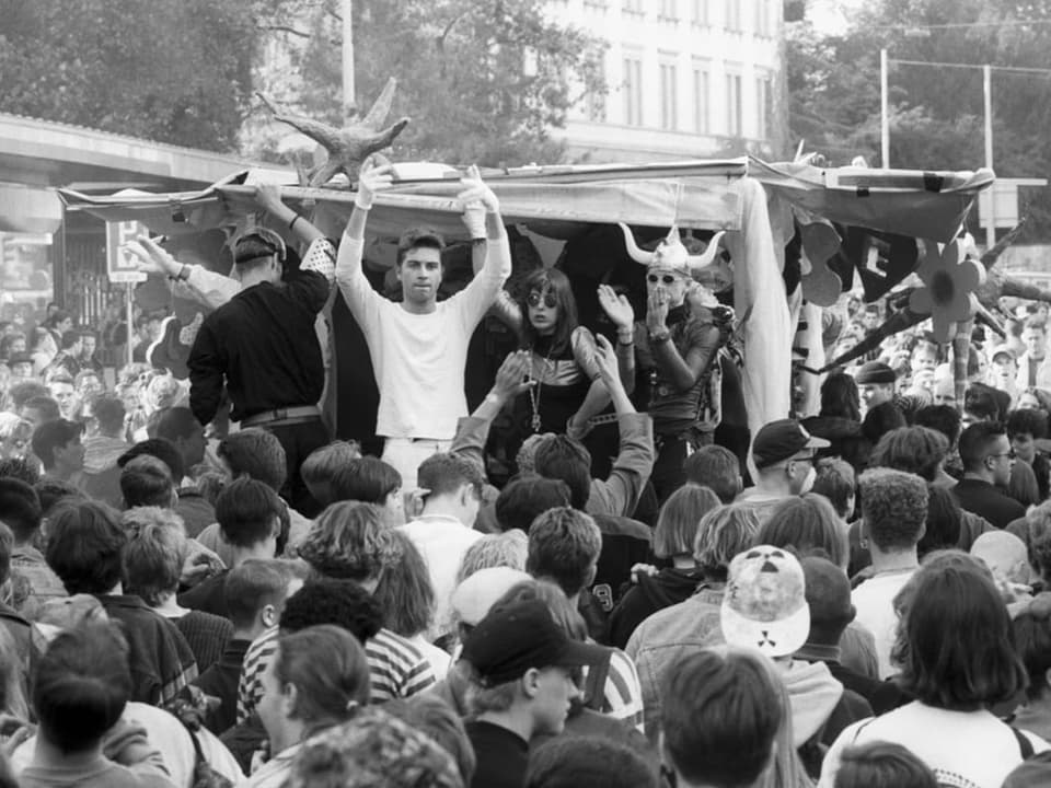 1992 fand in Zürich die erste Techno Musik Street Parade statt.
