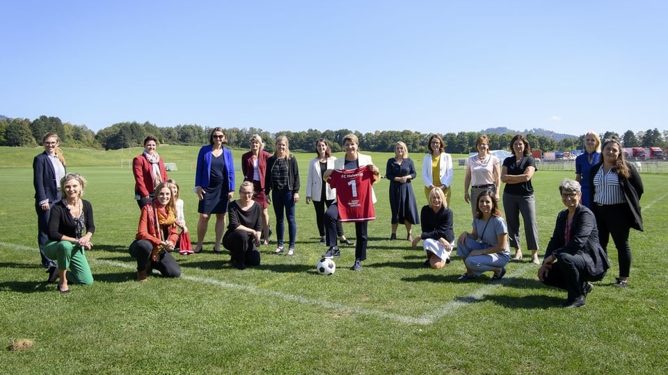 Überparteilich wird auch Fussball gespielt: Bundesrätin Viola Amherd (Mitte) posiert mit dem FC Helvetia, dem Frauenfussballturnier des Parlements. Dabei sind Frauen von links bis rechts – und auch Kathrin Bertschy (rechts neben Viola Amherd). 