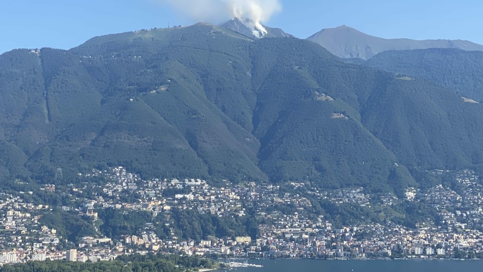 Blick über den Lago Maggiore nach Locarno und den brennenden Wald in der Nähe der Cimetta.
