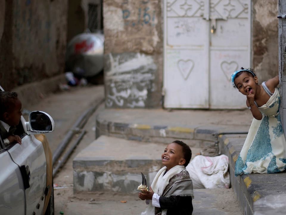 Kinder in Sanaa, Jemen, spielen auf der Strasse 