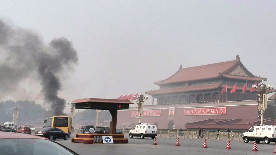 Eine Rauchsäule über dem Tiananmen-Platz