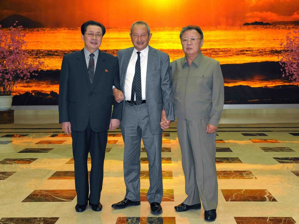 Jang Song Thaek, Naguib Sawiris (ägyptischer Vorstandsvorsitzende, grösster Aktionär des Telekommunikationsunternehmens Orascom Telecom und Bruder des hierzulande bekannten Samih Sawiris) und Kim Jong Il.