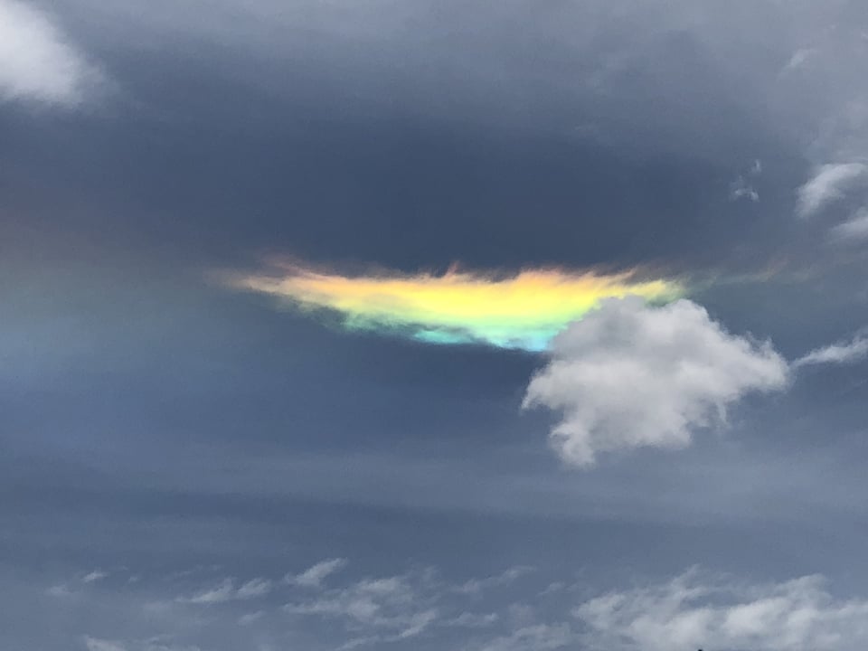Regenbogenfarbene Wolke.