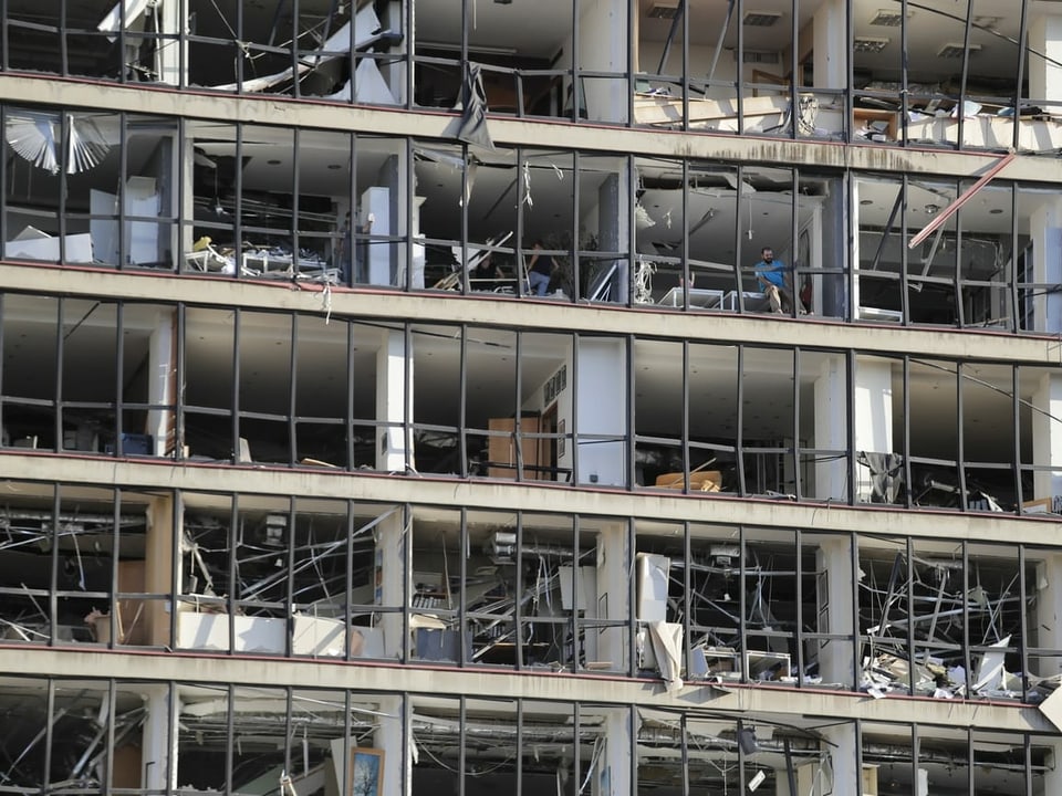 Ein zerstörtes Gebäude mit Fenstern, an dessen Front alle Fensterscheiben verschwunden sind, ist zu sehen.