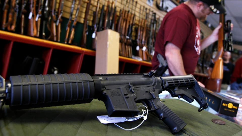 Ein Waffenladen mit Gewehren in den USA.