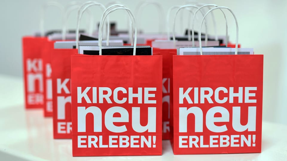 Tüten mit der Aufschrift: Kirche neu erleben!