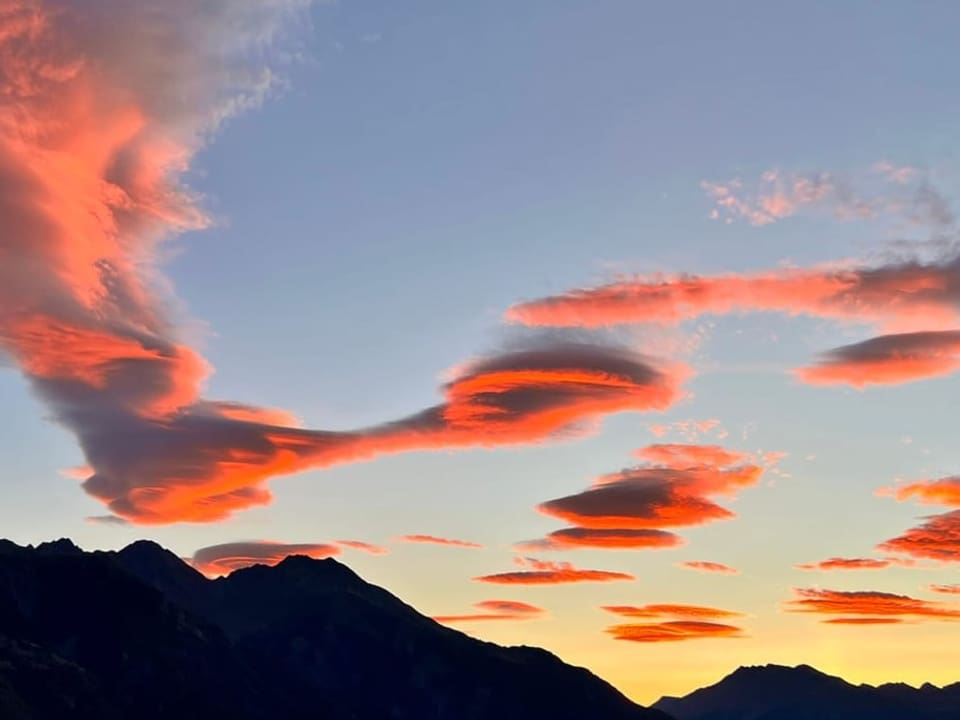 Linsenförmige Wolken über den Alpen.
