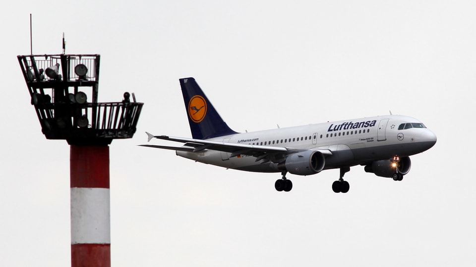 Flugzeug der Lufthansa im Landeanflug.