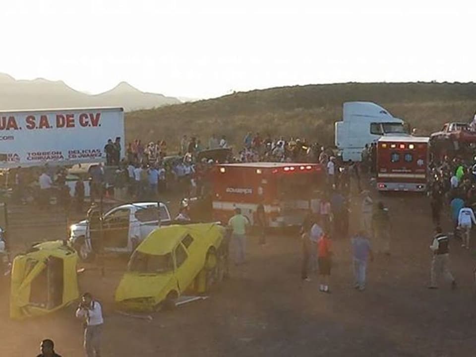 Autos und Zuschauer auf dem Stunt-Gelände nach dem Unfall