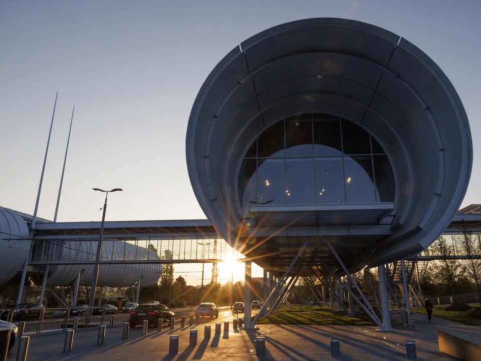 Eine Röhre des neuen Besucherzentrums am Cern in der abendsonne
