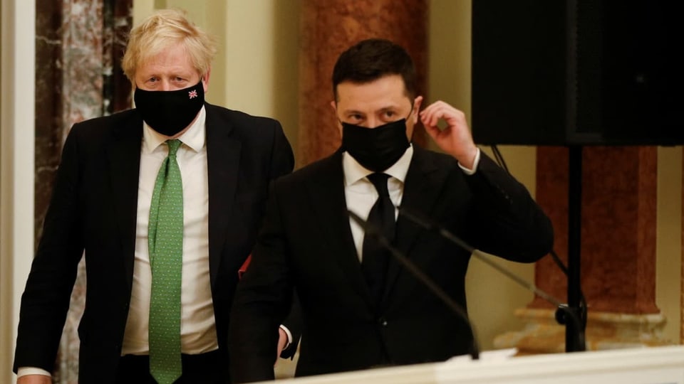 Johnson und Selensky tragen Masken.