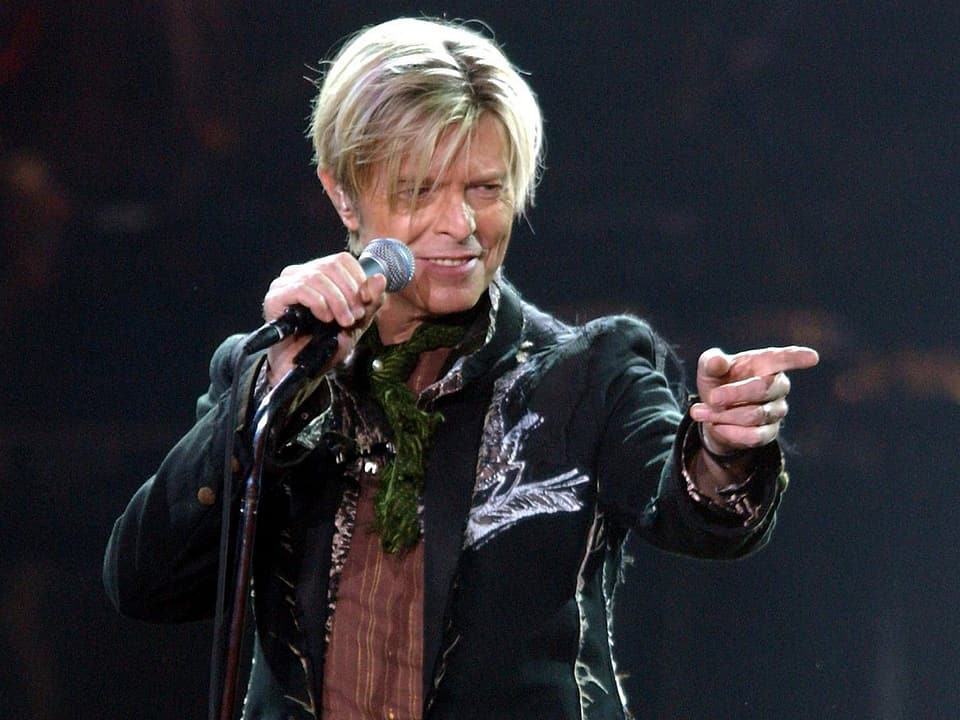 David Bowie auf der Bühne.
