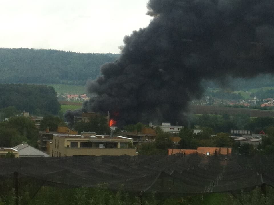 Schwarze Rauchwolke über Urdorf.