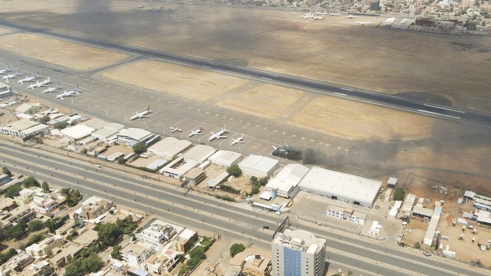 Ein brennendes Flugzeug am Flughafen von Khartum