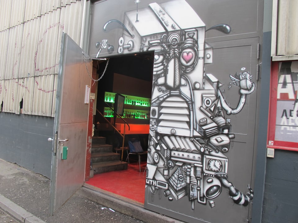 Das Graffiti an der offenen Tür der Laborbar