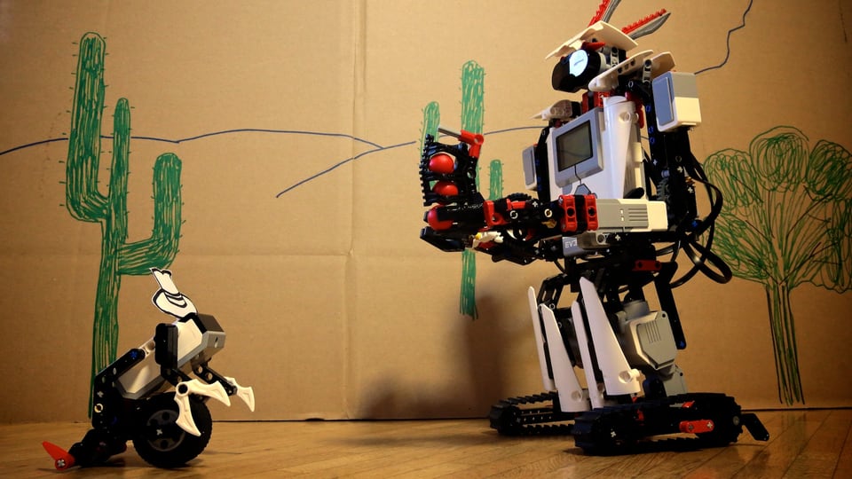 Zwei Roboter stehen sich gegenüber.