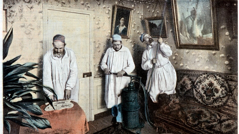 eine alte Illustration von Männern, die eine Wohnung reinigen