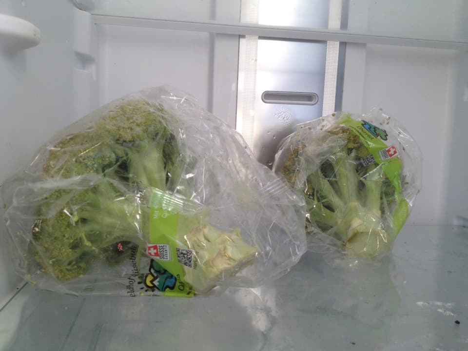 Zwei Broccoli im Kühlschrank.