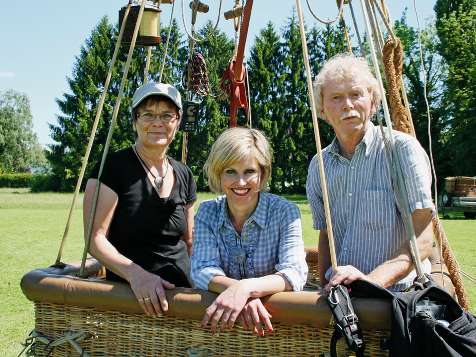 Sabine Dahinden mit Theres Hügli und Christian Stoll im Ballonkorb