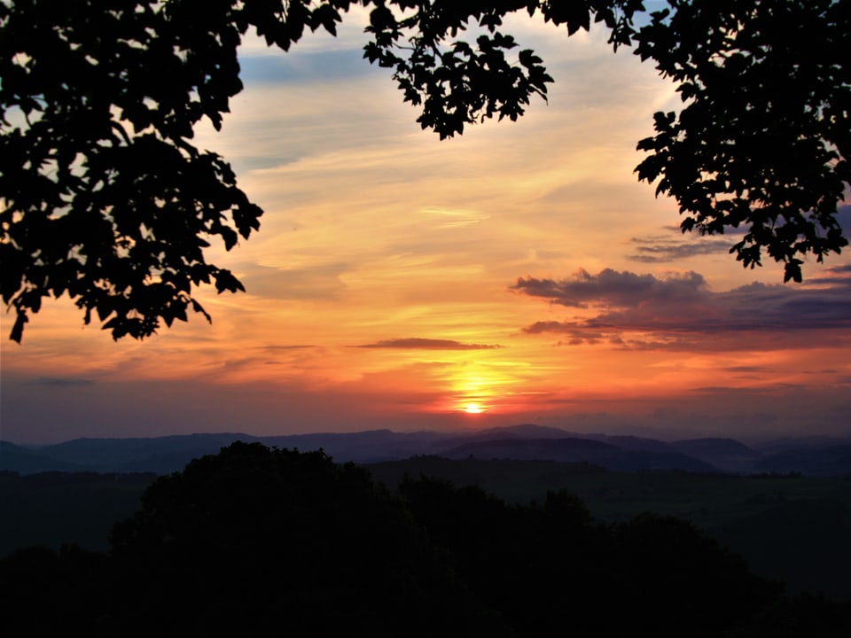 Blick von der Bütschelegg über die weite Landschaft, kurz nach Sonnenaufgang.