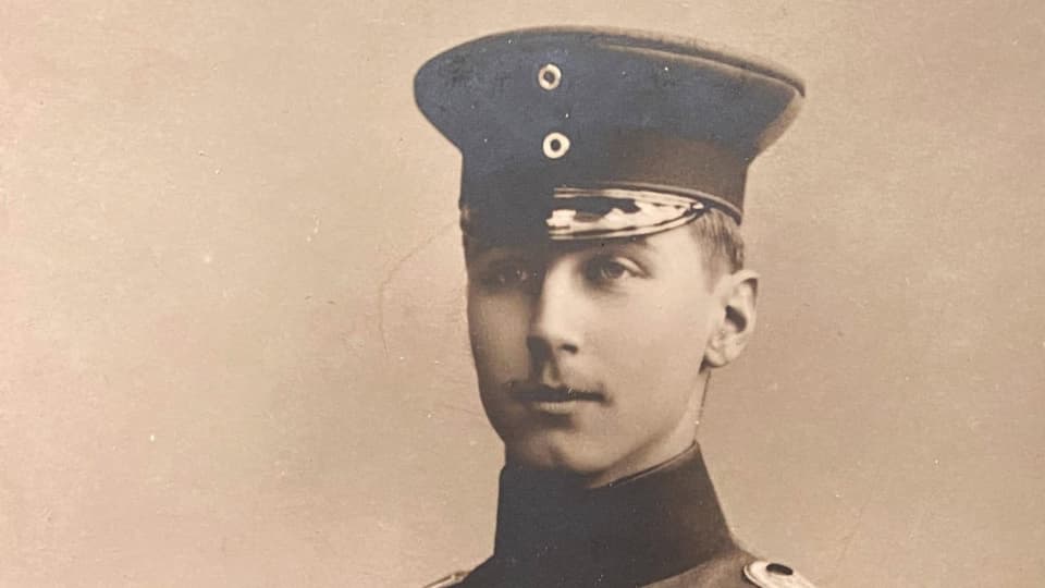 ein schwarz-weiss Foto eines jungen Mannes in Uniform