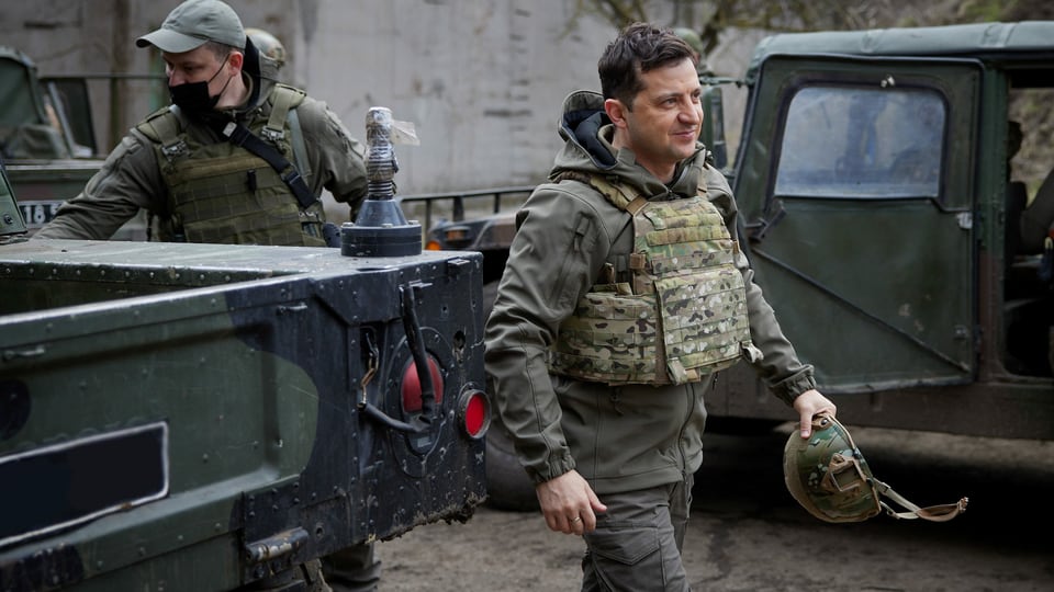 Der ukrainische Präsident Selenski bei einem Truppenbesuch im Donbass. 