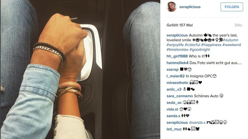 Serap Yavuzs Post auf Instagram zeigt die Hand eines Mannes und einer Frau, die gemeinsam den Schalthebel bedienen.