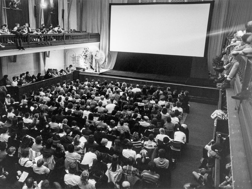 Ein voller Kinosaal 1988 an den Solothurner Filmtagen.