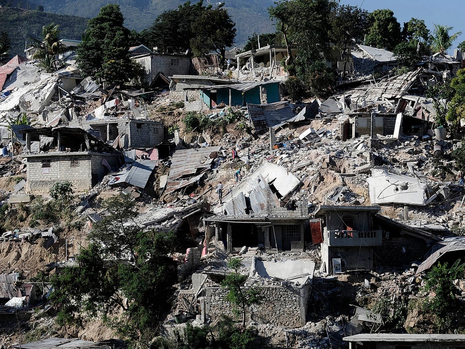 Zerstörte Häuser an einem Hügel