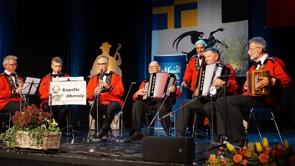 Musiker spielen auf der Bühne.