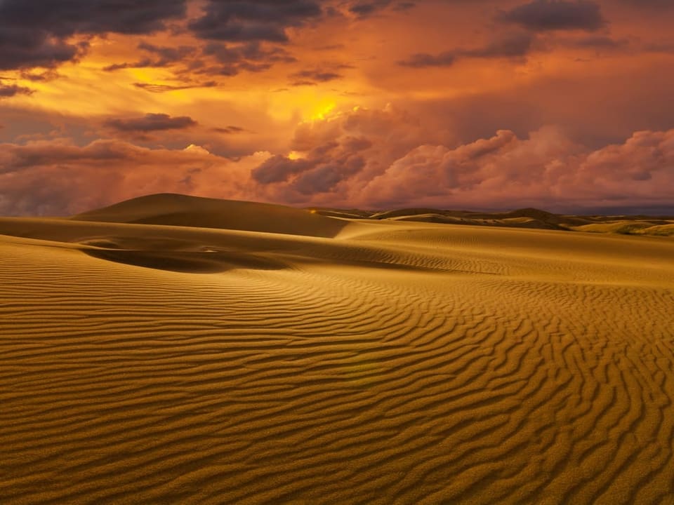 Saharawüste mit Wolken am Himmel