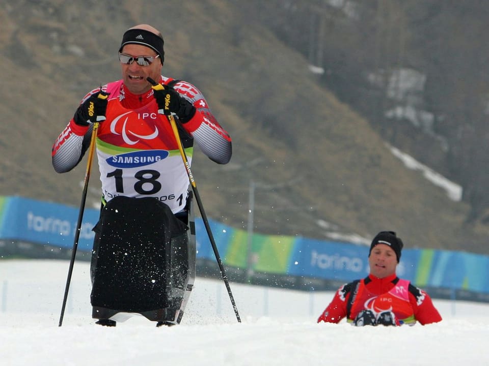 Heinz Frei mit Skistöcken auf einem Rollstuhl-Ski.