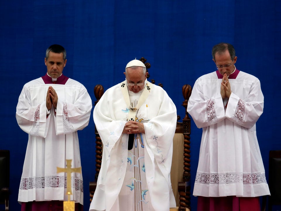 Der Papst mit zwei Geistlichen. 