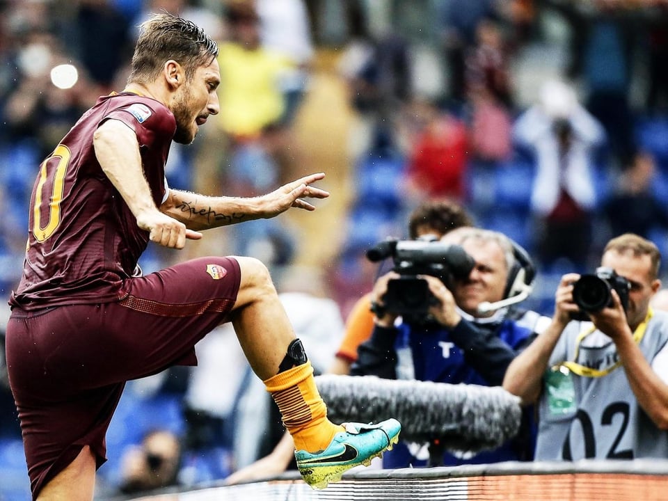 Francesco Totti jubelt.
