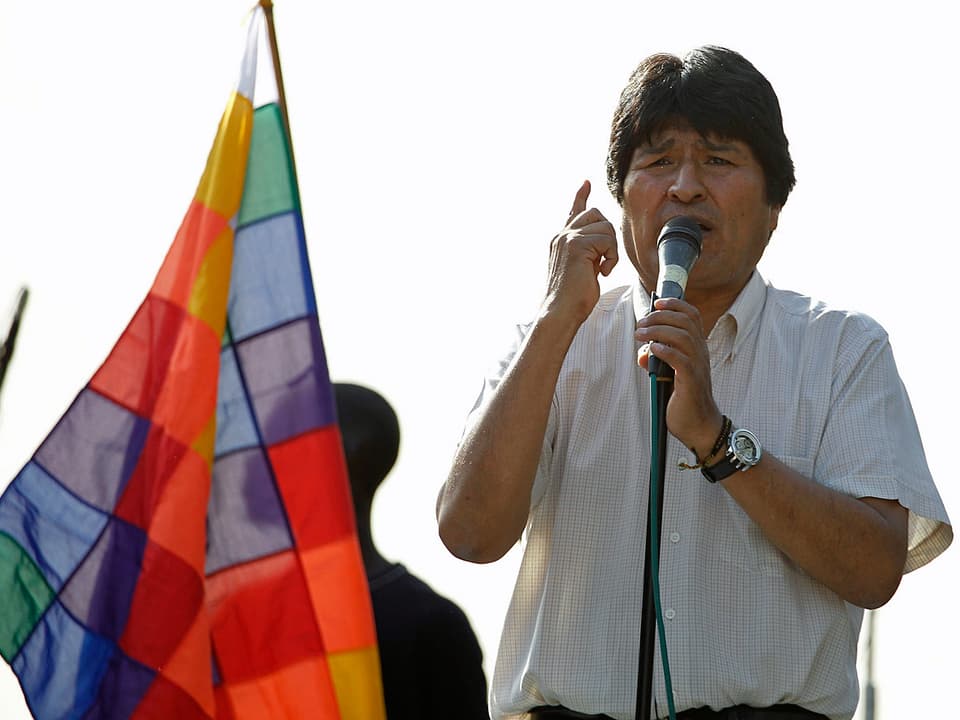 Evo Morales neben Fahne.