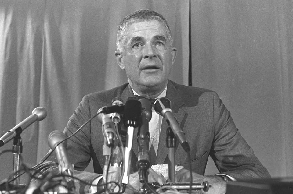 Archibald Cox während einer Pressekonferenz 1974.
