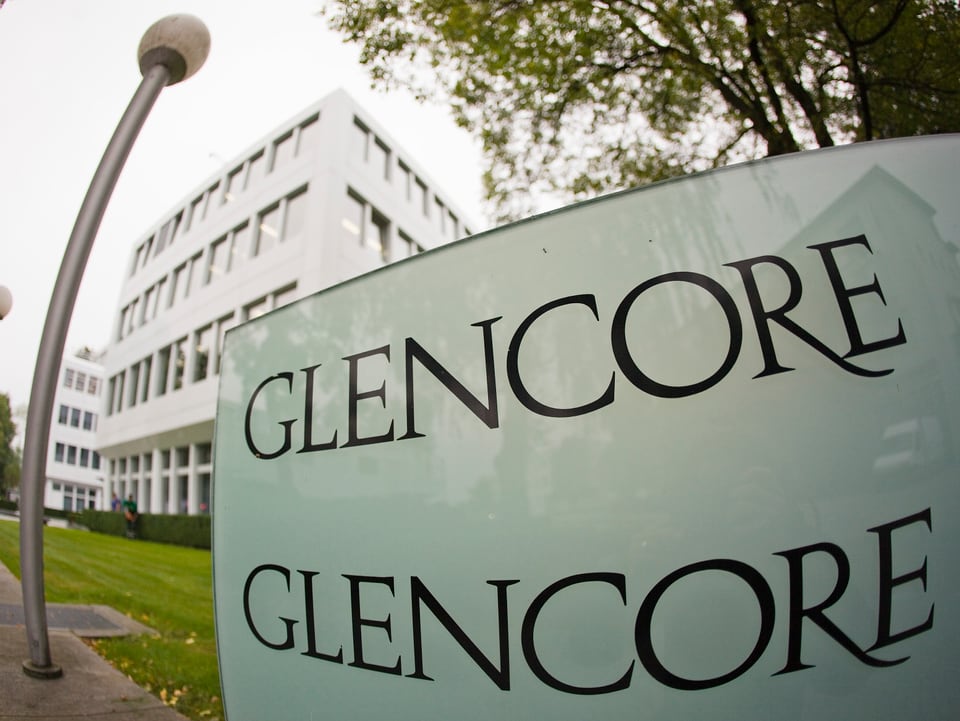 Logo von Glencore auf einer Stele vor einem Verwaltungsgebäude.