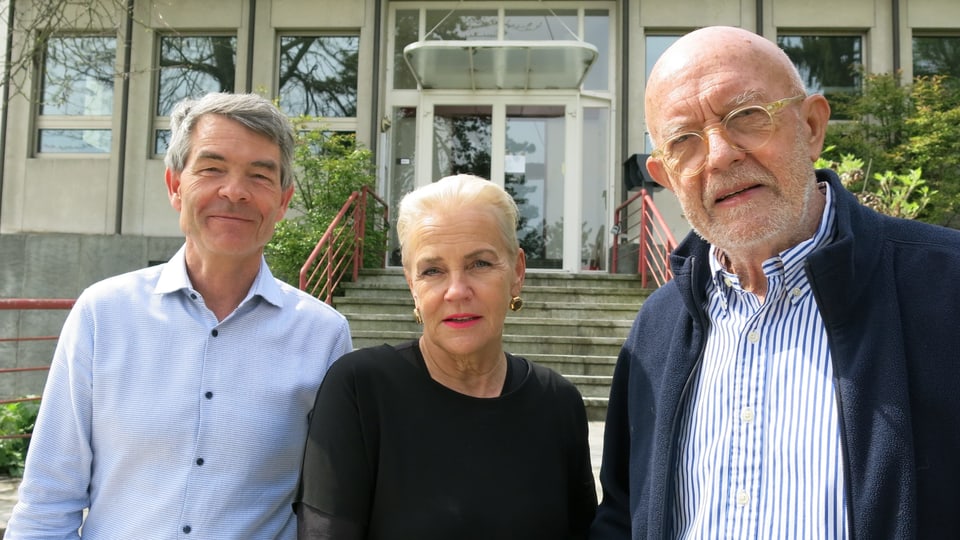 Dieter Kohler, Cornelia Kazis und Christoph Schwegler vor dem Studio Basel