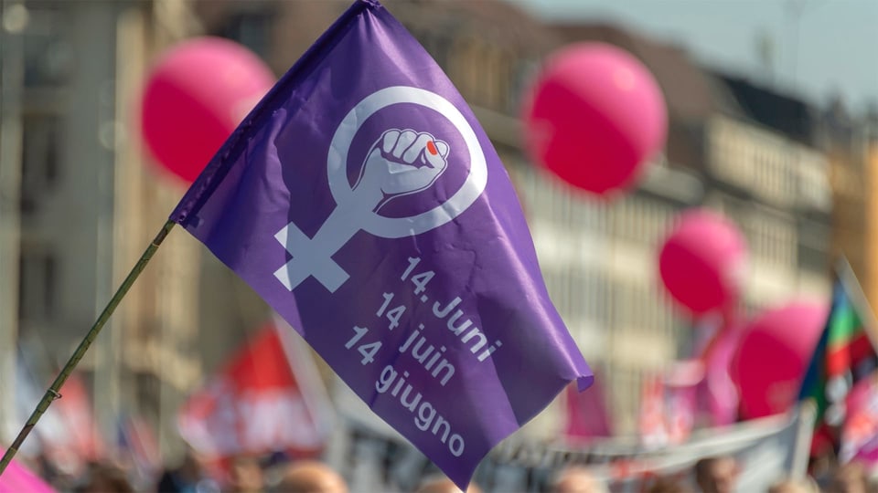 Violette Fahne zum Frauenstreik am 14. Juni.