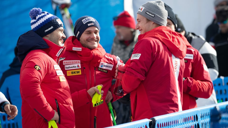 Loïc Meillard und Marco Odermatt lachen nach einem Rennen im Zielraum