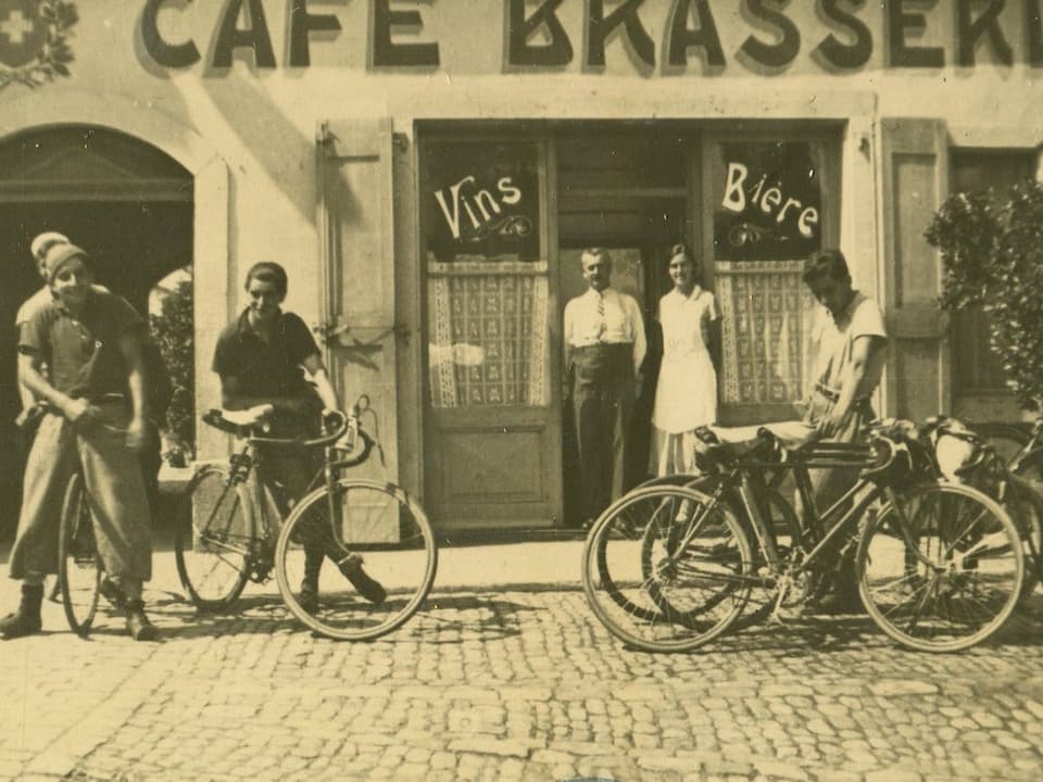 Fahrräder vor einem Café.